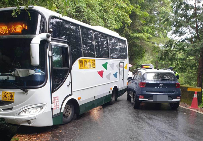 大雪山林道下午發生客運撞山壁事件，車上共有22位乘客，其中5男4女受傷送醫。（民眾提供／陳淑娥台中傳真）