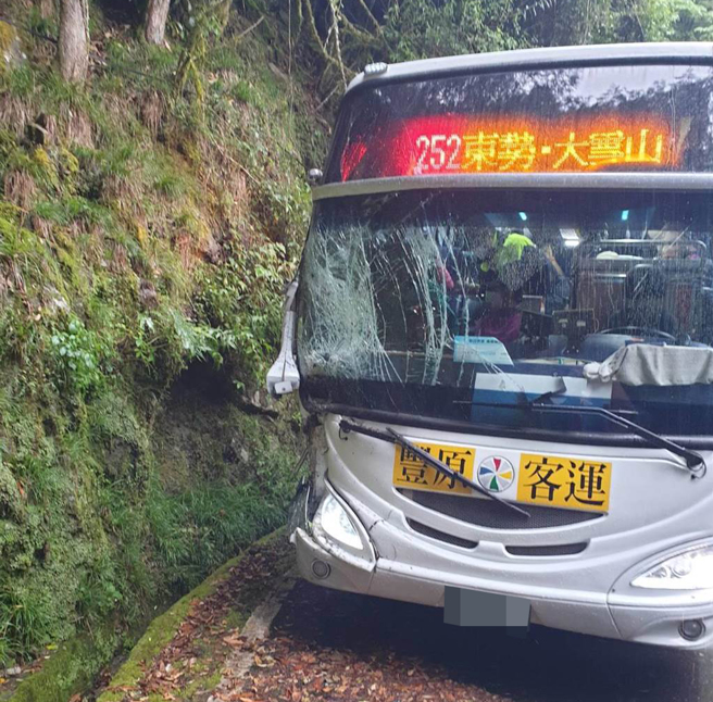 大雪山林道下午發生客運撞山壁事件，車上共有22位乘客，其中5男4女受傷送醫。（民眾提供／陳淑娥台中傳真）