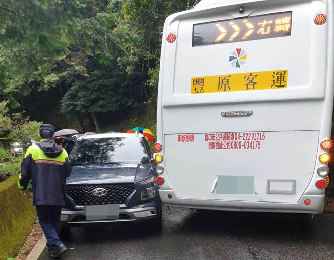 大雪山林道下午發生客運撞山壁事件，車上共有22位乘客，其中5男4女受傷送醫。（民眾提供／陳淑娥台中傳真）
