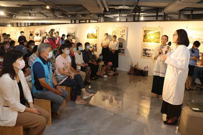 由第2期学员所编制表演的淡水女路小剧场2.0版，首度在沪尾故事馆重现当年女医师蔡阿信的故事。（新北市社会局提供）