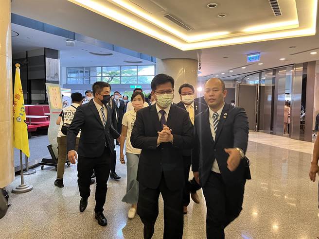 侯友宜约下午5时45分坐上车离去，林佳龙则在晚间6时5分左右抵达会场。（李奇叡摄）