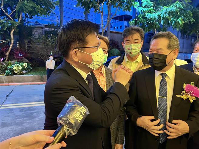 林佳龙在下场行程的部分提前抵达，两人差点就碰面，但最后依然是巧妙避开。（李奇叡摄）