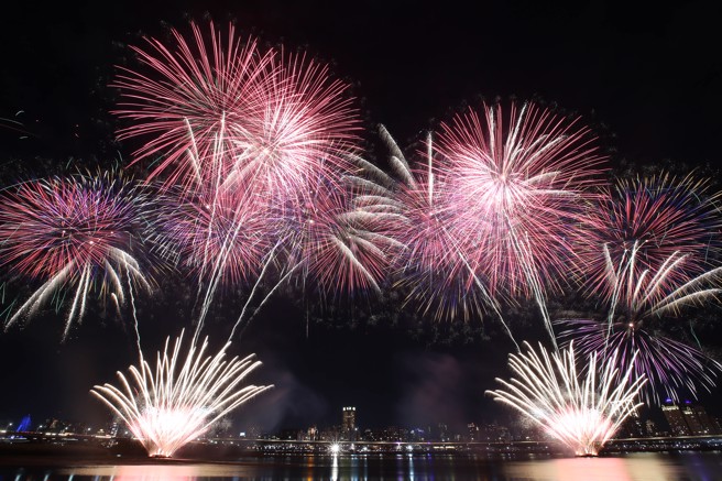 2022大稻埕情人节30日晚间在北市延平河滨公园登场，480秒的烟火灿烂夺目闪耀天空，美不胜收。（姚志平摄）