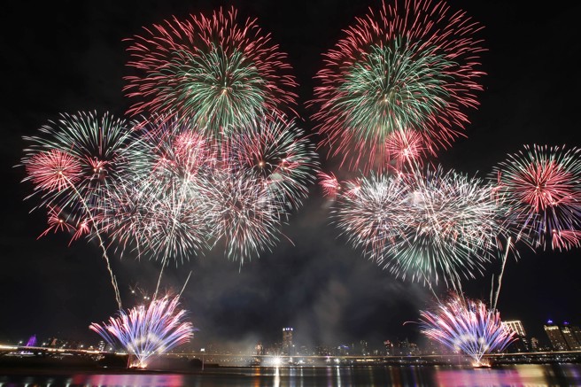 2022大稻埕情人节30日晚间在北市延平河滨公园登场，480秒的烟火灿烂夺目闪耀天空，美不胜收。（姚志平摄）