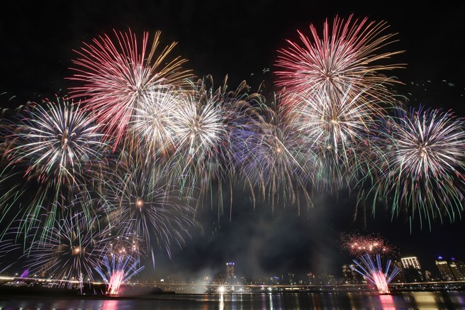 2022大稻埕情人节30日晚间在北市延平河滨公园登场，480秒的烟火灿烂夺目闪耀天空，美不胜收。（姚志平摄）