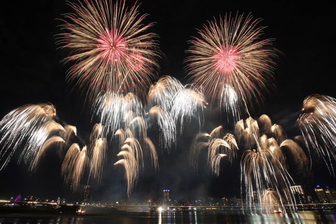 2022大稻埕情人节30日晚间在北市延平河滨公园登场，480秒的烟火灿烂夺目闪耀天空，美不胜收。（姚志平摄）