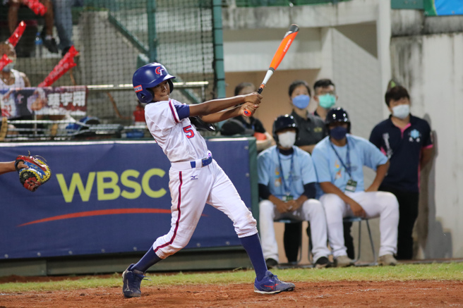欧子乔3局下击出内野安打，让中华队攻下第2分。（中华棒协提供）