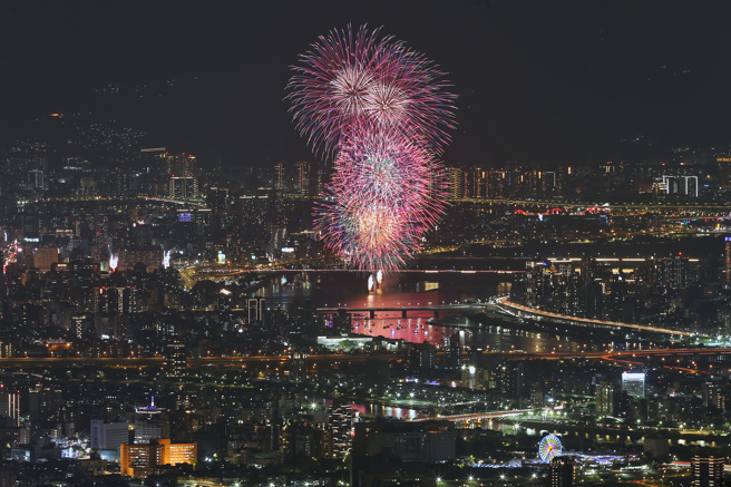 2022大稻埕情人节今晚在延平河滨公园登场，万眾瞩目的烟火秀，命名为「爱，一直都在」的烟火秀连续施放8分钟。（杜宜谙摄）