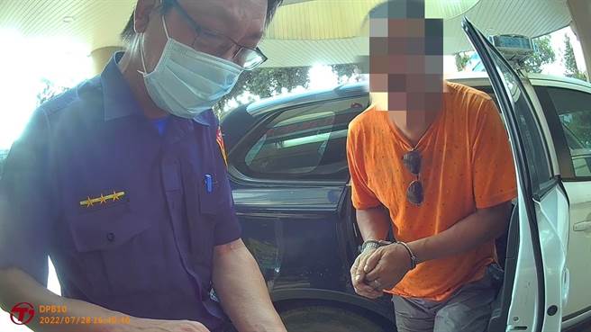 金门一名50多岁男子不断骚扰十分心仪，但大10岁左右的已婚女子，送花、送礼外，还到对方住家外站岗，最后乾脆登门叫嚣。警方当场以现行犯逮捕，依违反跟踪骚扰保护令罪嫌移送检方侦办。（警方提供）