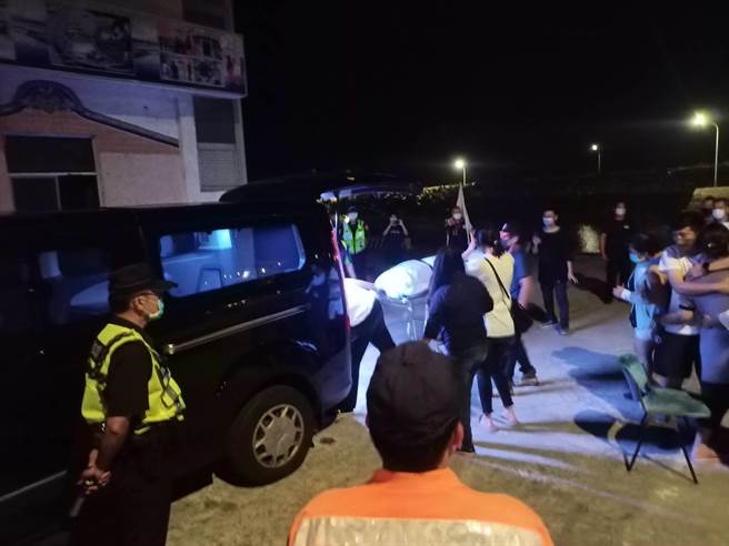 金门復国墩海域昨晚传出小舢舨出海作业遭遇意外，落海失联的金沙镇里长黄文成漂往大陆围头海岸，遗体在两岸红十字会居间协助下，今晚由民间船只运回金门。（金门海巡队提供）