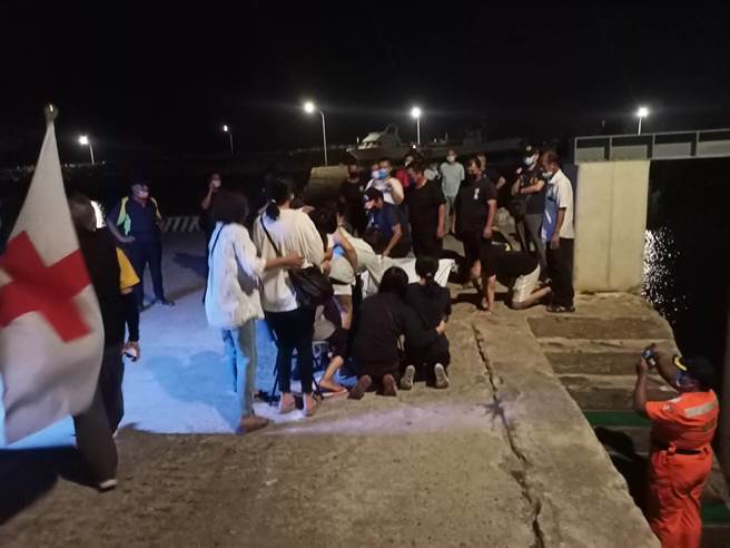 黄文成里长遗体运抵新湖渔港，在场等候的家属哭断肝肠。（金门海巡队提供）