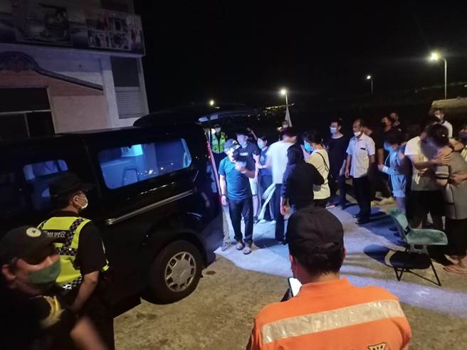 黄文成里长遗体今晚运抵新湖渔港，在场等候的家属哭断肝肠。（金门海巡队提供）