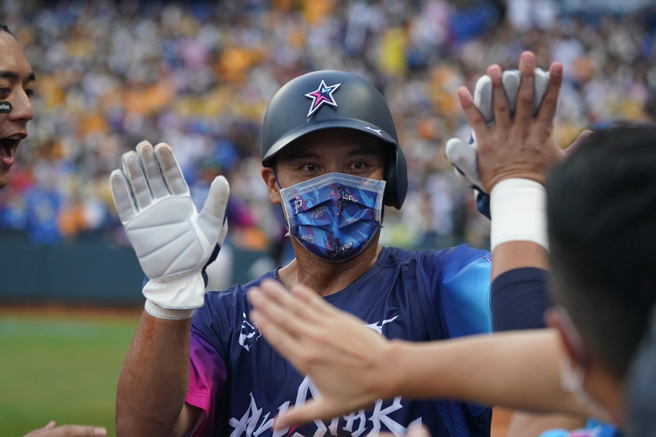 富邦悍将王胜伟荣膺东山再起奖，图为他今年在明星赛的单场双安演出。（资料照／富邦悍将提供）