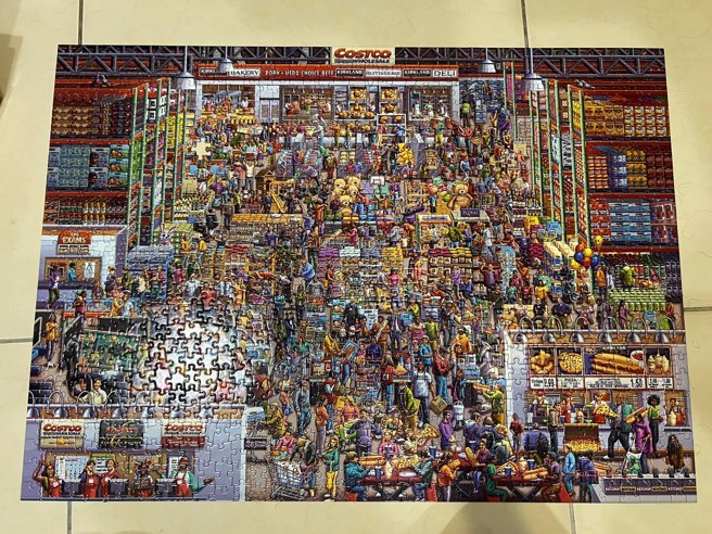 拼图少1片，客服回应寄新的拼图，由该网友找到缺的该片，该网友之后真的找到该片，但拚上却傻眼了，因为图案对不上，上头人物当场复制成双胞胎。（翻摄自脸书社团「Costco好市多商品经验老实说」）