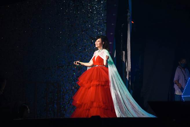 龍千玉在高流演唱會上，收到許多生日祝福。（高雄流行音樂中心提供）