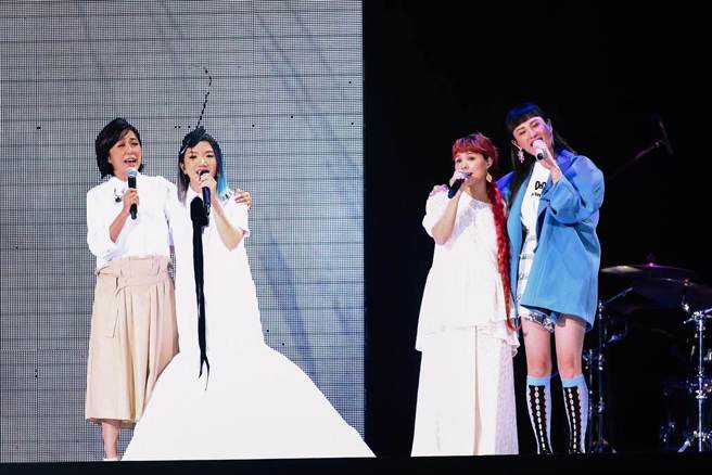 艺人陶晶莹（右二）为出道三十周年举办演唱会，歷经两次疫情延期后于7月30日在台北小巨蛋登场，特别找来音乐圈内好友许哲佩（右二）、黄韵玲（左一）、魏如萱（右一）等人担任嘉宾，为演唱会增添风采。（邓博仁摄）