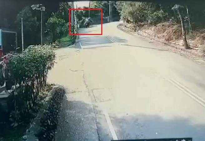 一辆载有推土机的大货车今（30）日下午3时许行经新北市汐止山区，转弯时因不明原因失速，翻覆至护栏边坡下。（警方提供／李奇叡新北传真）