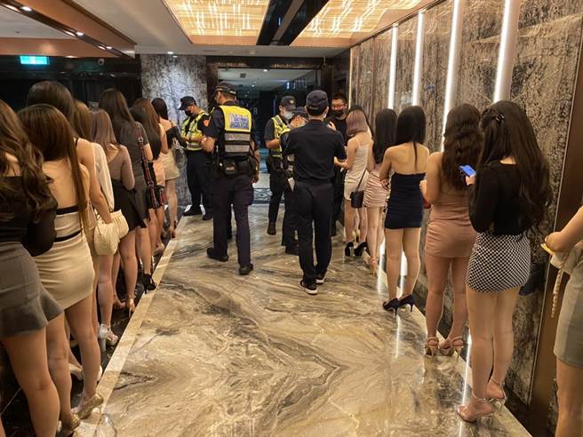 北市警方今晚舉行擴大臨檢，酒店小姐排隊準備查驗身分。（翻攝照片／林郁平台北傳真）