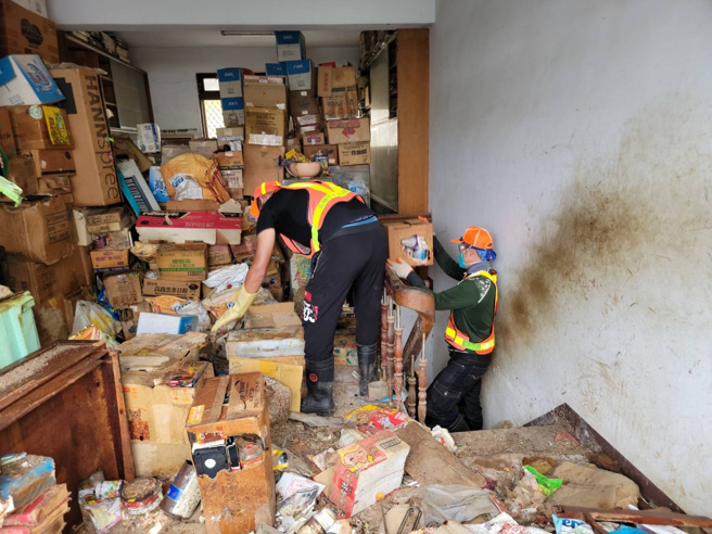 歷经5天终于清除将该栋透天厝脏乱清除。（翻摄照片／高雄洪靖宜传真）