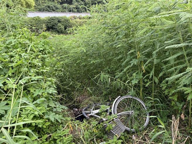 新店警方今下午5时19分接获民眾报案，称十四张捷运站下自行车道有男子倒卧草丛，已明显死亡，一旁还弃置一辆脚踏车。（警方提供／李奇叡新北传真）