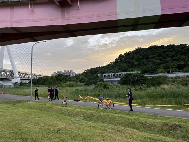 江陵派出所派员前往拉设封锁线，进行管制。（警方提供／李奇叡新北传真）