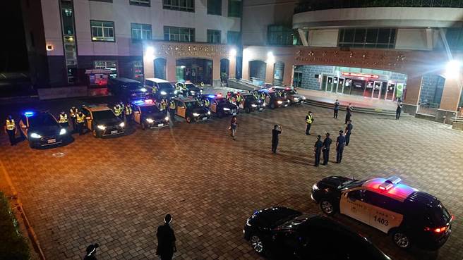 警政署發動犬前淨化治安擴大臨檢，台南市警4分局在廣場執行勤教。（程炳璋攝）