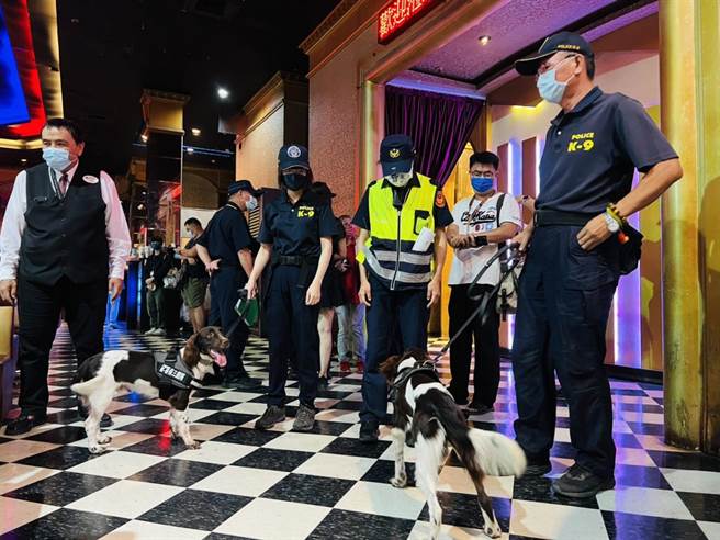 警方罕見出動緝毒犬參與擴大臨檢勤務。（讀者提供／程炳璋台南傳真）