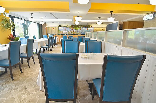 〈珍寶南洋小廚〉開在台北東區頂好的正對面，餐廳有大玻璃窗可欣賞街景。圖／姚舜