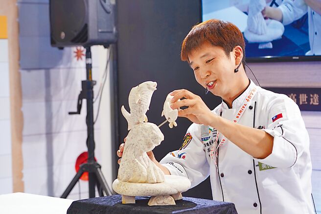《藝鳴驚人館》邀「廚界藝術師」現場展演，圖為蔬果雕雙金牌高世達現場組裝芋頭立體雕。圖／台灣觀光協會