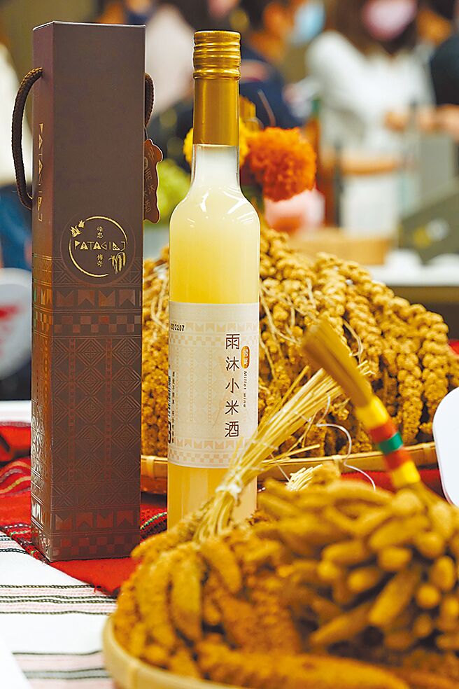 原民會帶來必喝的小米酒，帶領大家體驗原住民族文化的風土滋味。圖／台灣觀光協會