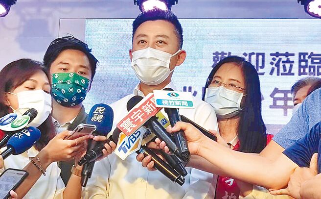 國民黨台北市議員徐巧芯今日也在臉書上截圖到2016年2月1日林智堅研究計畫書草稿中「研究緣起」的部分，居然出現「請智堅自我發揮一下」的話語。（本報資料照片）