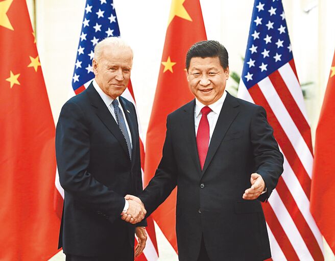 儘管美中之间分歧根深蒂固，但拜、习正努力防止关系变得更糟。图为习近平2013年在北京人民大会堂会见时任美国副总统的拜登。 （新华社）