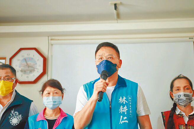 新竹棒球场未验收先启用，行政院发言人罗秉成指有前例，国民党新竹市长参选人林耕仁不买单，直言罗的说法明显是护航林智坚、沈慧虹「落跑二人组」。（林耕仁团队提供）