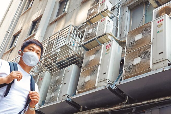 台电去年出了513、517、核二停机三大包，但年终奖金还是可领到4.4个月。图为大厦外墙满是冷气机。（本报资料照片）