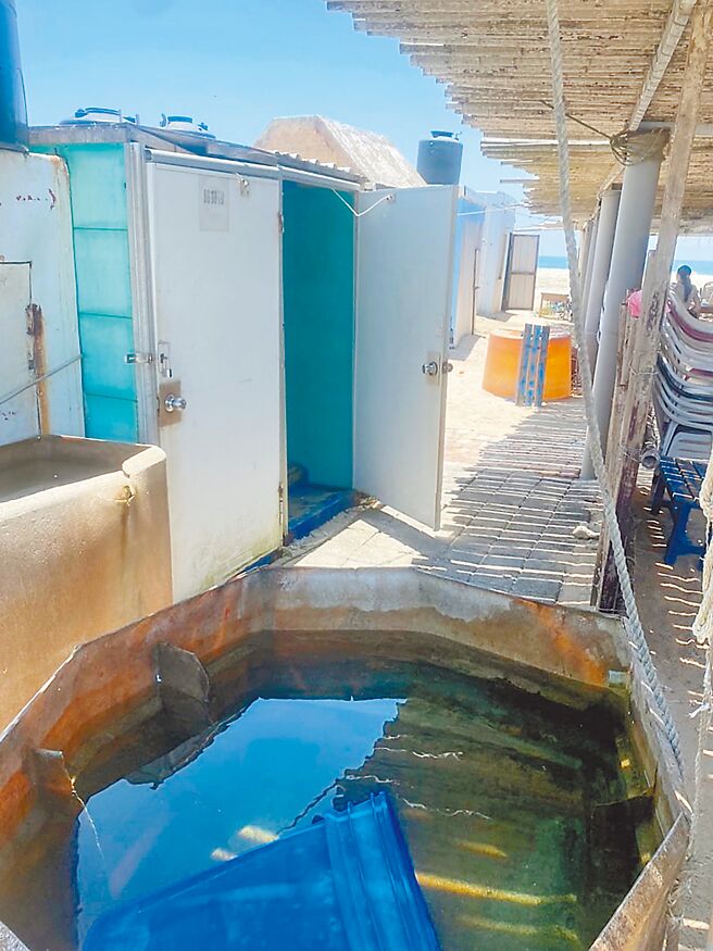 因澎澎滩是无人岛属禁建区域，业者以发电机发电，用水则每日以小船运送，岛上只有自行设置的简易厕所。（民眾提供／张茂雄澎湖传真）
