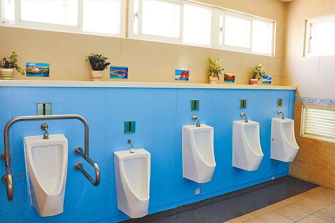 澎湖县长赖峰伟强调澎湖的公厕在公、私部门积极管理维护下，从通风系统、照明设备到友善设施，甚至加入巧思，美化布置，融入地方特色，让如厕成为另一种美学。（张茂雄摄）