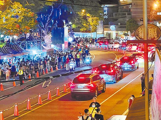 花蓮中區鯉魚潭商圈「紅面鴨」活動逢10周年，今年加入光雕、雷射等元素，會場周邊滿滿人車。（花蓮縣政府觀光旅遊處提供／王志偉花蓮傳真）