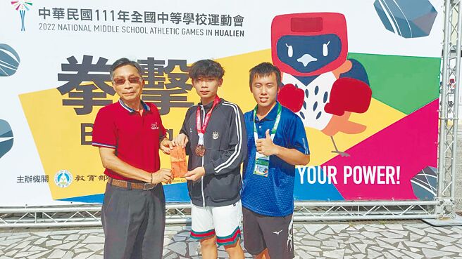 国立基隆高中陈昱辰（中）只练拳击7个月，便在今年的全中运夺得铜牌。（国立基隆高中提供／张志康基隆传真）