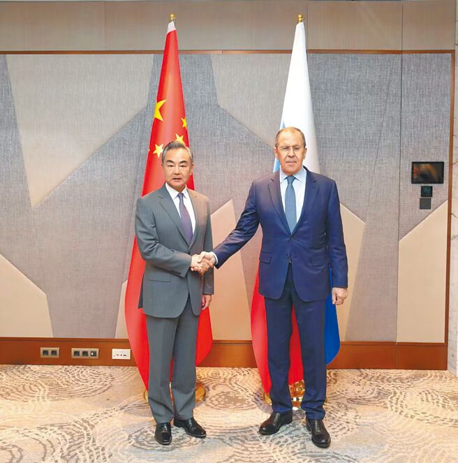 中国国务委员兼外长王毅28日在乌兹别克出席上合组织外长会议期间，与俄罗斯外长拉夫罗夫会谈。王毅表示，当前国际形势复杂，中俄及时加强战略沟通，有助展现中俄全面战略协作伙伴关系态势，及推动国际秩序朝公正合理方向发展。（新华社）