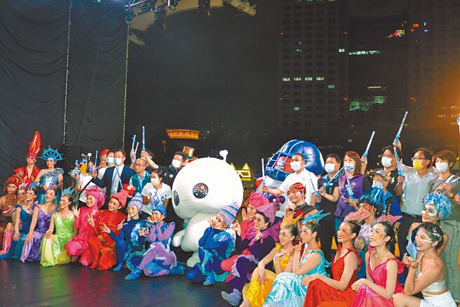 2022新北市兒童藝術節昨日舉行開幕典禮，新北市長侯友宜與國際知名聲光扯鈴團隊「舞鈴劇場」一同留影紀念。（蔡雯如攝）