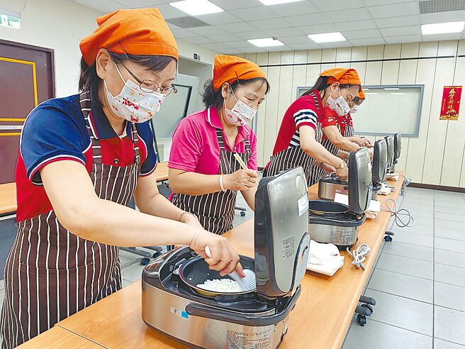 烏日稻米品質競賽由家政媽媽負責煮米，過程非常嚴謹講究。（張亦惠攝）