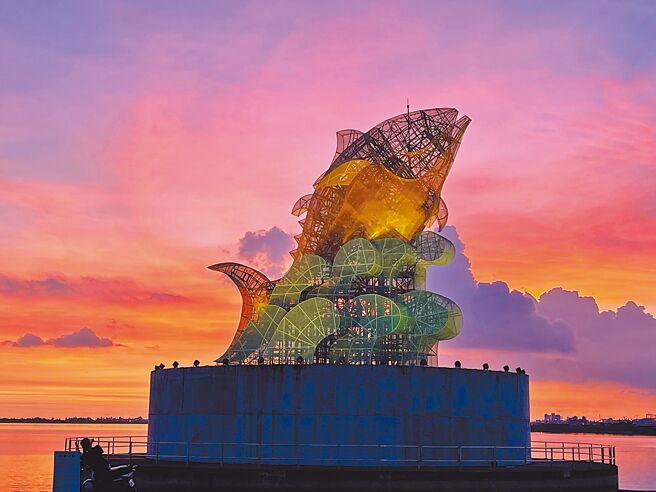 东港大鹏湾国际休閒特区重启后，鹏管处也将2019年台湾灯会主灯「巨鲔来富」、「海之女神」再次点亮，成功吸引民眾入园看夕阳、漫步赏灯。（谢佳潾摄）