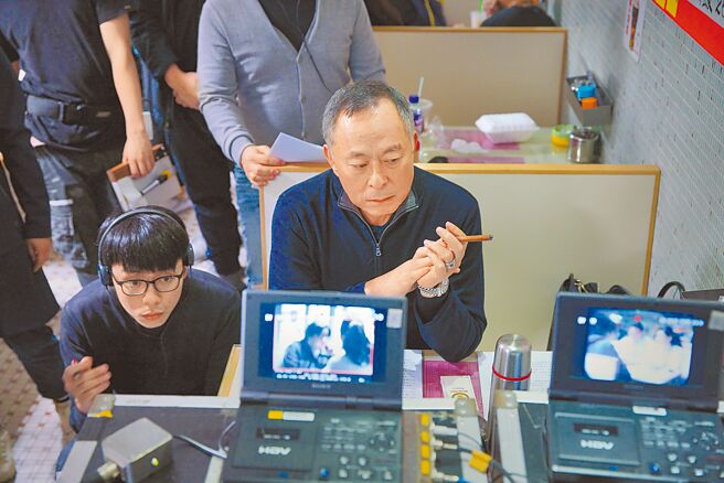 導演杜琪峯執導《七人樂隊》中的短片之一《遍地黃金》。（華映提供）