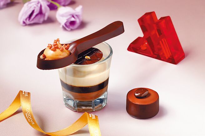咖啡摩卡杯以「夏之恋限定礼盒」的香浓咖啡黑巧克力为灵感，在小巧玻璃杯中填入黑巧克力奶油、义式浓缩咖啡冻、香浓咖啡慕斯，还有以GODIVA 72%黑巧克力特制的造型小汤匙，相当可爱。（台北万豪酒店提供）