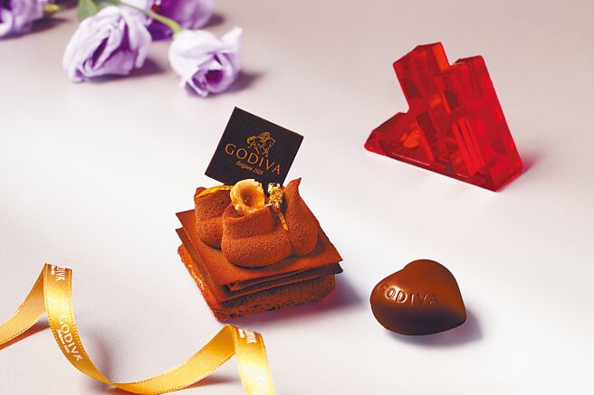 咖啡摩卡杯以「夏之恋限定礼盒」的香浓咖啡黑巧克力为灵感，在小巧玻璃杯中填入黑巧克力奶油、义式浓缩咖啡冻、香浓咖啡慕斯，还有以GODIVA 72%黑巧克力特制的造型小汤匙，相当可爱。（台北万豪酒店提供）