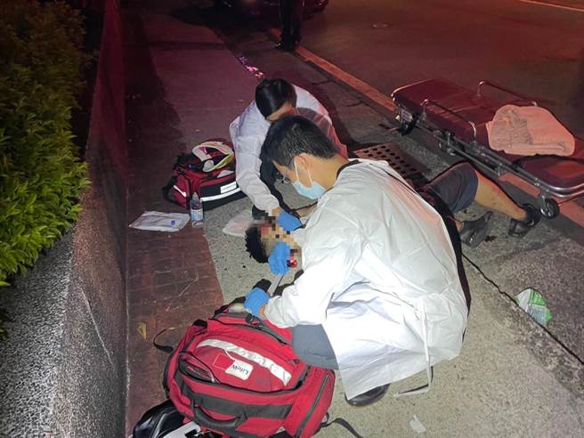 新北市新店區昨（30）日晚驚傳一名男子腹、背遭砍，幸送醫後暫無生命危險。（警方提供／李奇叡新北傳真）