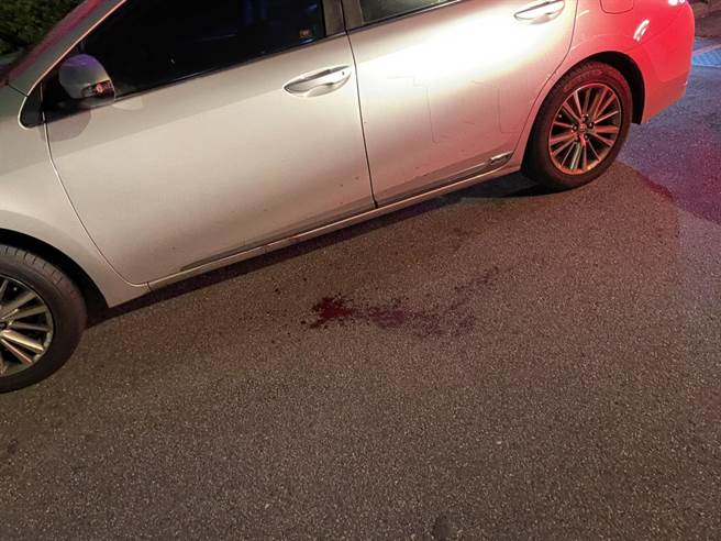 35歲陳姓男子大量出血，在地上留下血跡。（警方提供／李奇叡新北傳真）