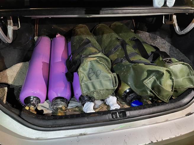 陳男車上搜出8支笑氣鋼瓶。（警方提供／李奇叡新北傳真）