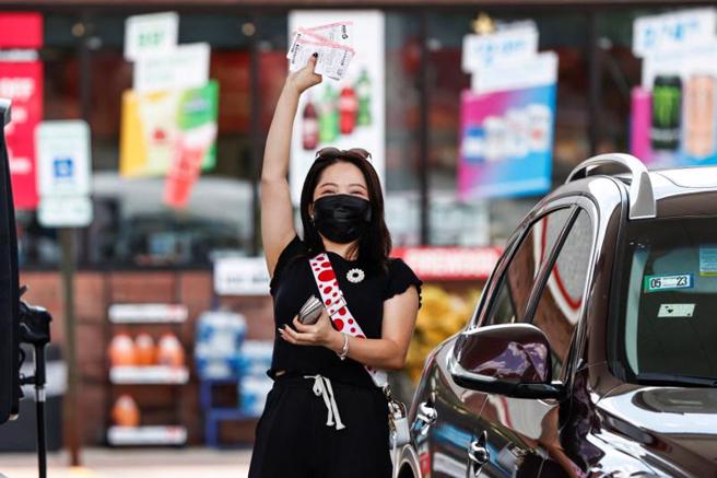 美400億樂透「兆彩」一人中。圖為前往加油站購買彩券的民眾。(圖/路透)