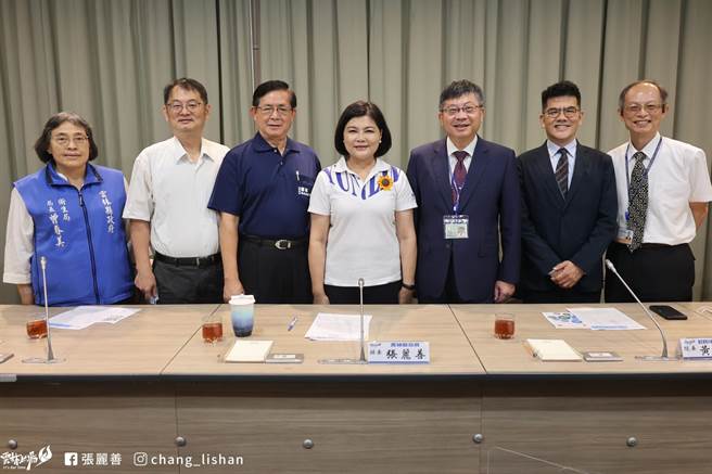 雲林縣長張麗善（右四）責成縣府團隊與臺大雲林分院醫療團隊合作，打造「雲林銀光樂活園區」，右三為院長黃瑞仁、右二副院長馬惠明。（雲林縣政府提供）
